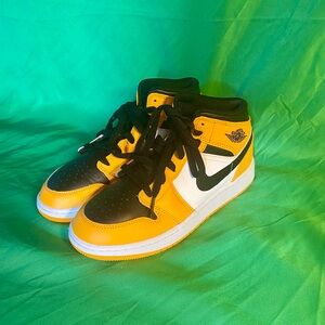 Juniors Nike Air Jordan 1 Mid - 554725 701 - Taxi Black White size 5Y